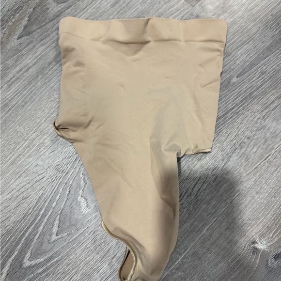 SKIMS Other - SKIMS Nude/Beige Seamless Labeled Shapewear